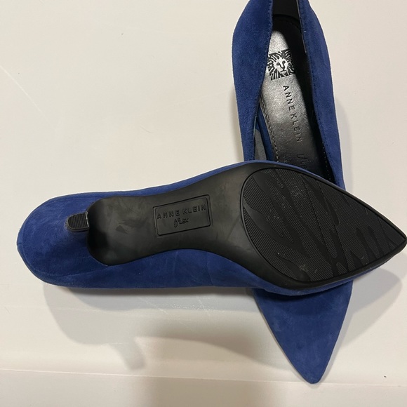 Blue Suede Anne Klein Heels - Picture 8 of 8